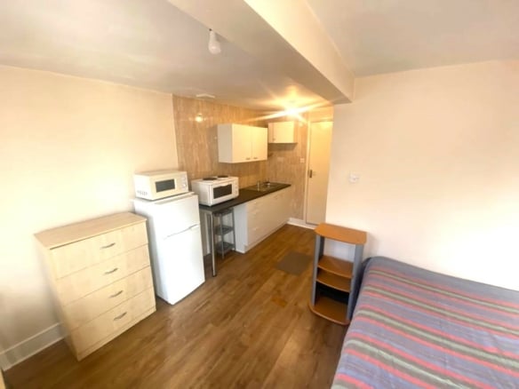 Studio Flat With Garden / Farrant Avenue / Wood Green N22